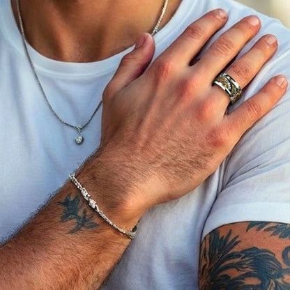  homme tatoué portant la bague steampunk avec bracelet et collier